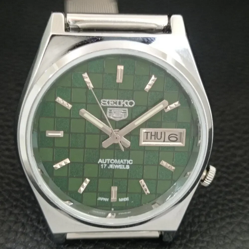 Vintage 1975 Seiko Automatic Mens Silver Watch W/daydate & Green accents